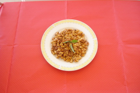 ΧΤΑΠΟΔΙ ΜΕ ΜΑΚΑΡΟΝΑΚΙ ΣΕ LIBO ΚΟΚΚΙΝΟ ΤΡΑΠΕΖΟΜΑΝΤΗΛΟ