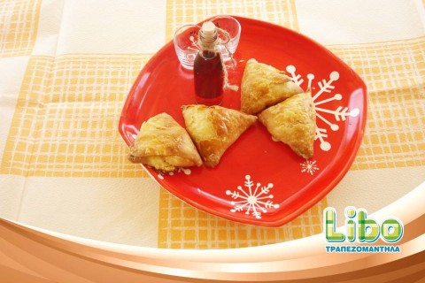 Τριγωνικά τυροπιτάκια με ανθότυρο και δυόσμο