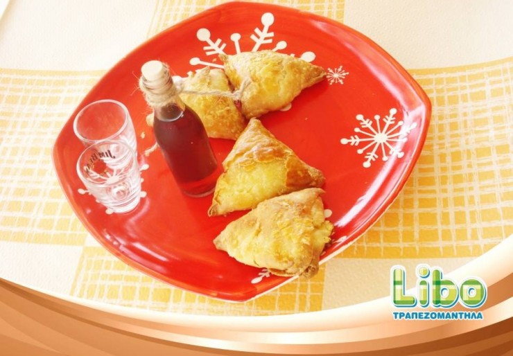 Τυροπιτάκια τριγωνικά με ανθότυρο και δυόσμο